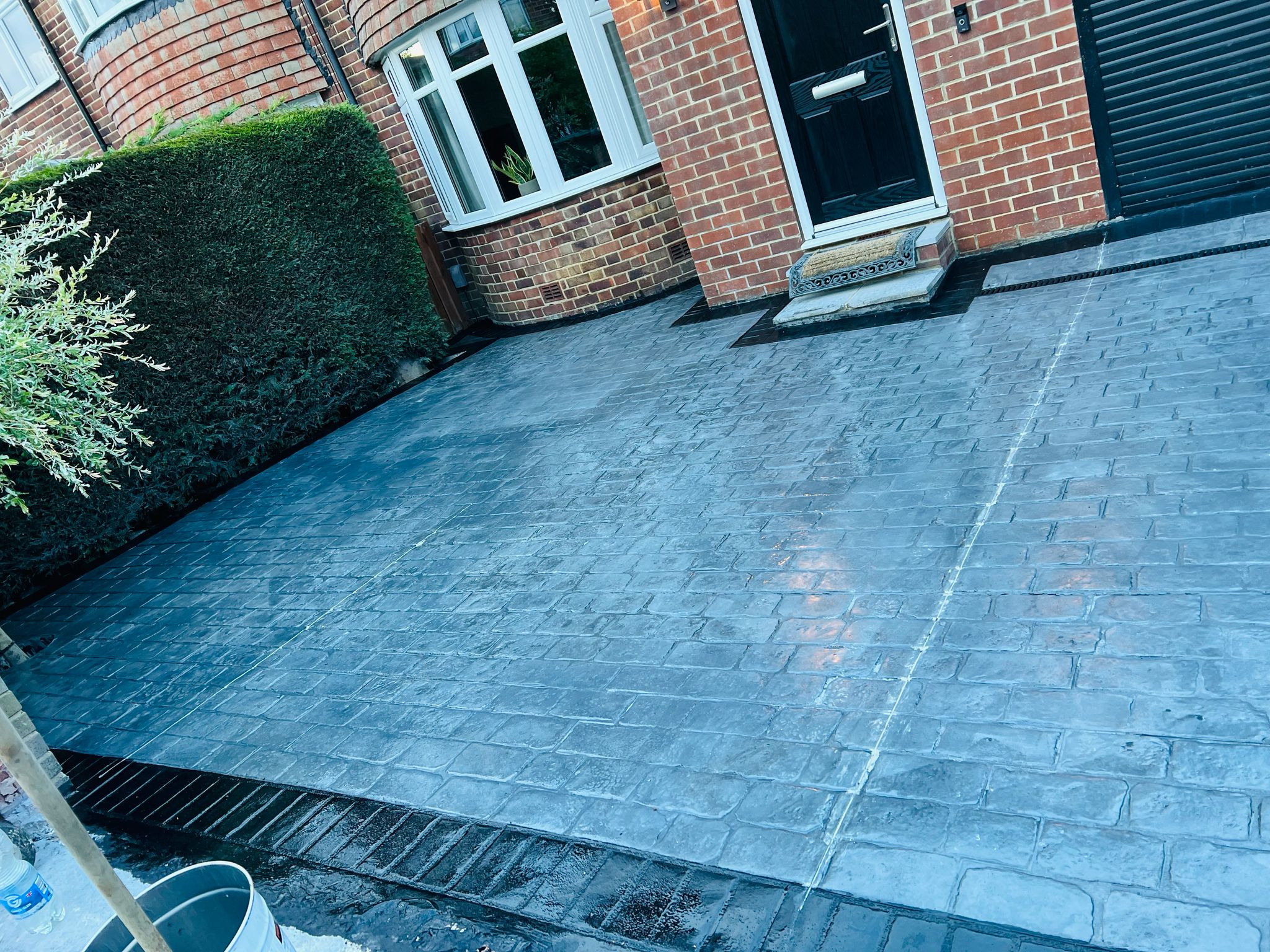 Pattern imprinted concrete driveway