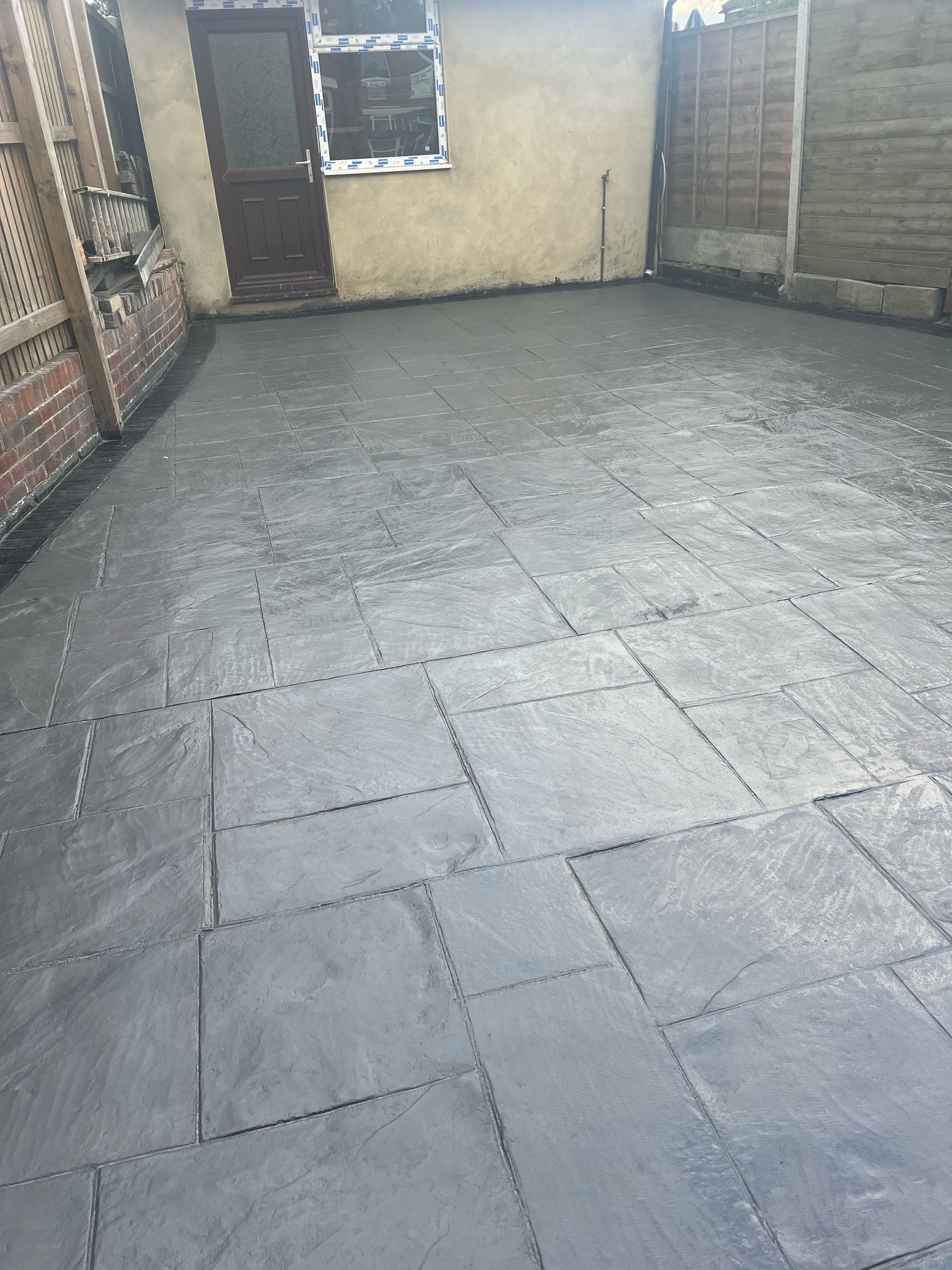 Ashlar Slate Pattern Imprinted Concrete Driveway – Dark Grey Finish